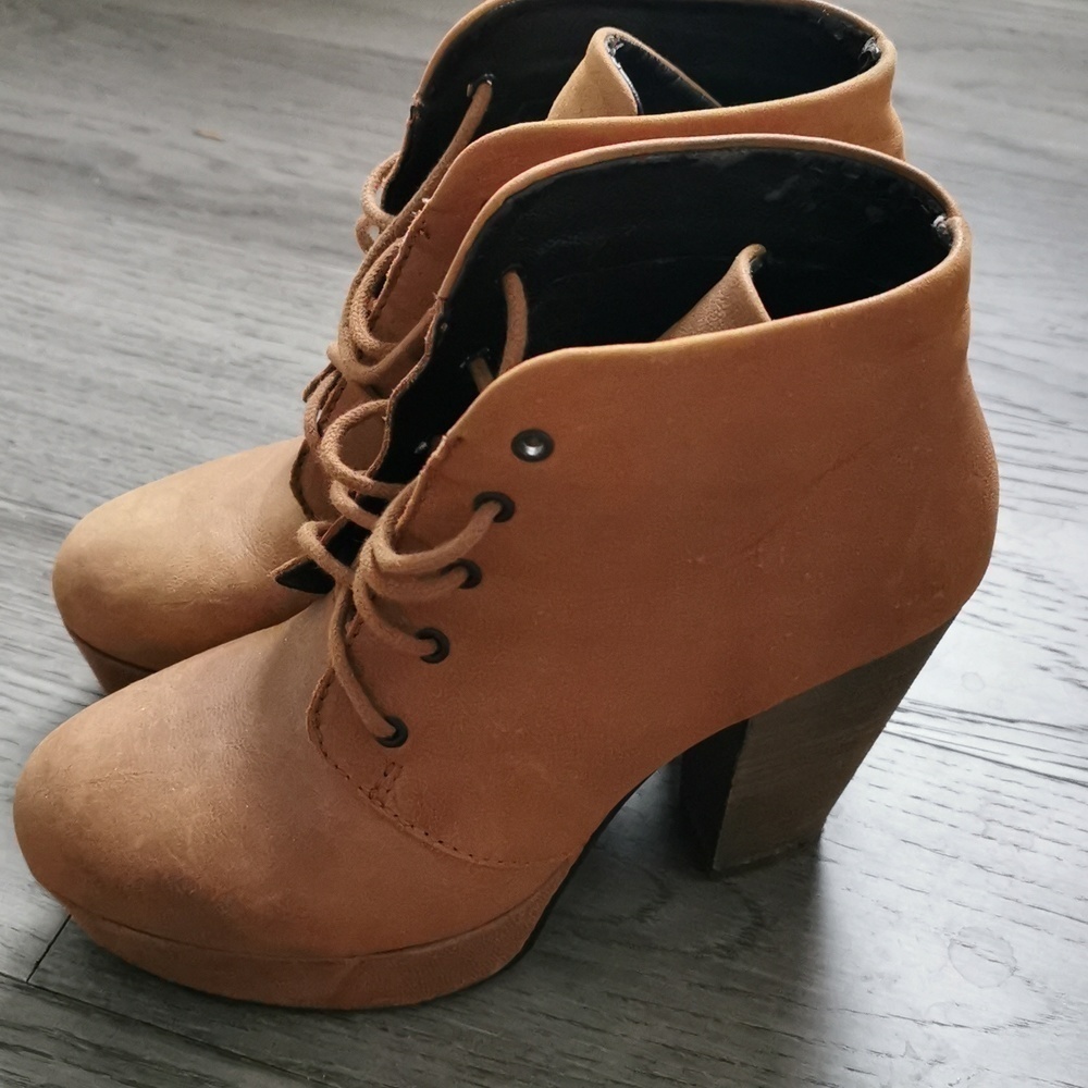 Steve Madden trending platform winter tan booties. 🥾👢 Size 7.5. EUC